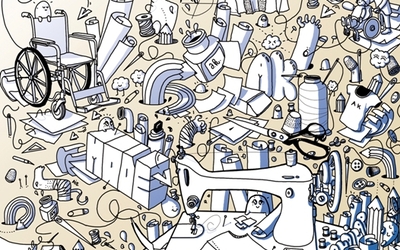 Illustration en noir, blanc et bleu représentant un atelier de couture : une machine à coudre, des ciseaux, des rouleaux de tissu, du fil, un mètre-ruban et d'autres fournitures de couture, avec deux personnages en fauteuil roulant intégrés à la composition.