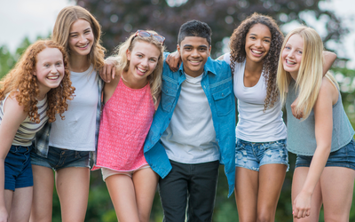 Une photo des adolescents souriants