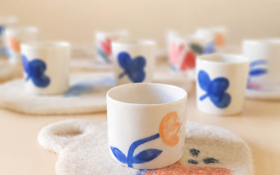 Tasses en porcelaine et sous-tasses en feutre