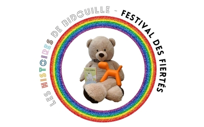 Au centre, une photographie d'ours en peluche accompagné de "Bidouille" mascotte de la bibliothèque. Ils lisent un album jeunesse. Ils sont entourés d'un cercle aux couleurs de l'arc en ciel