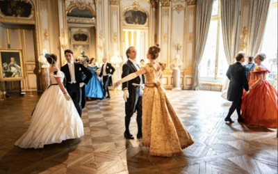 Dans un hôtel particulier, des couples dansent la valse en costume d'époque