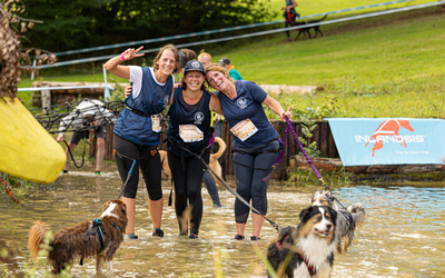 Femmes et leurs chiens dans la boue