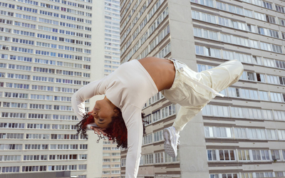 Sarah Bee, breakdancer, en mouvement.
