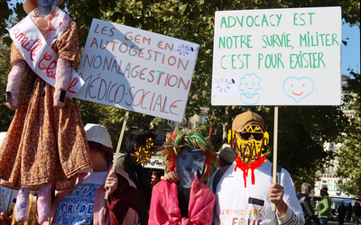 pancartes de manifestation : Advocacy est notre survie, militer c'est exsister ! et les GEM en autogestions, non à la gestion medico sociale