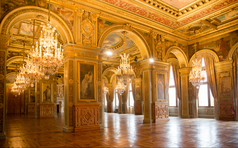 La salle des Arcades de l'Hôtel de Ville. 