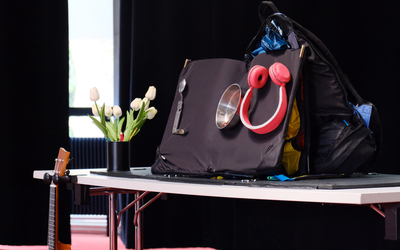 Une table sur fond noir avec le mot Lou visible en éléments de décors