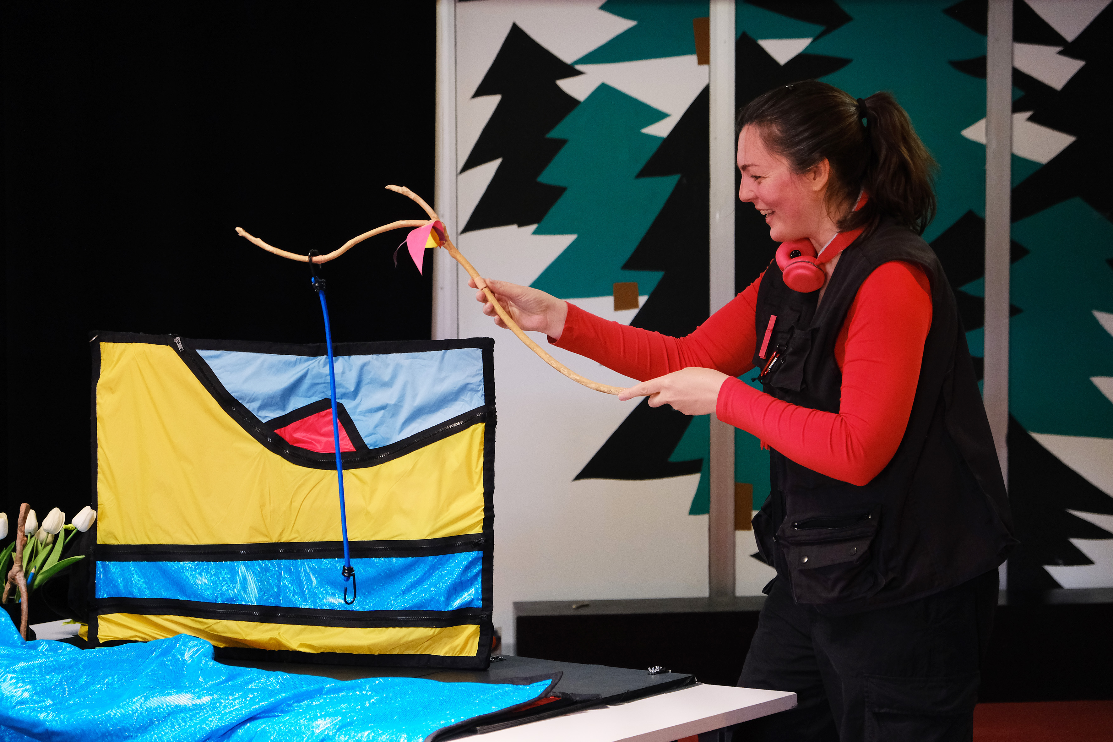 Décor du spectacle : une femme pêche dans un tableau