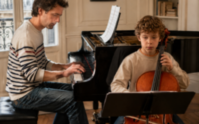Enfant jouant du violoncelle accompagné au piano lors d’un cours à Paris 8e.