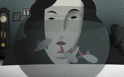 Une femme regarde à travers un aquarium dans lequel se trouve un poisson