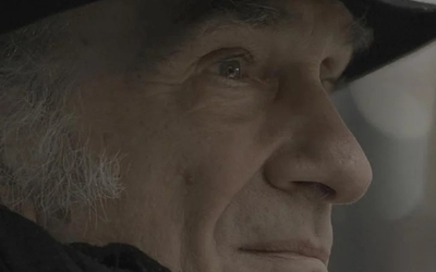Visage du personnage principal du film : un homme d'âge mûr, blanc, regardant au loin. 