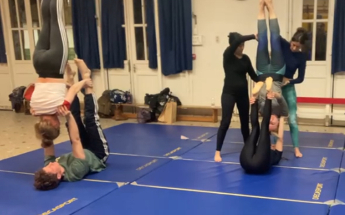 une posture d'acroyoga débutant