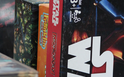Photographie de jeux de société prise lors d'une vente spéciale jeux et jouets à La Ressourcerie Créative.