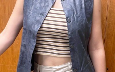 Photographie d'une personne portant en exemple le gilet à pinces qui sera réalisé lors de la journée de couture.