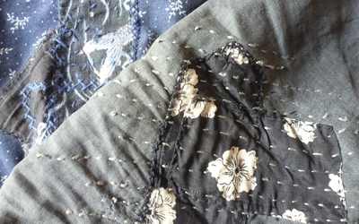 Photographie de jeans sur lesquels ont été brodés des motifs afin de les réparer.