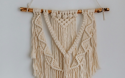 Photographie d'une décoration murale faite en macramé.