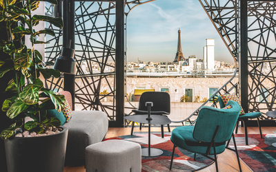 Vue de la Tour Eiffel depuis le bar à cocktails ILVOLO situé sur le rooftop de l'hôtel Novotel Paris Vaugirard Montparnasse
