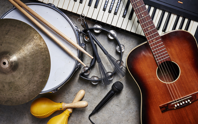 différents instruments pêle-mêle: clavier, guitare, cymbale