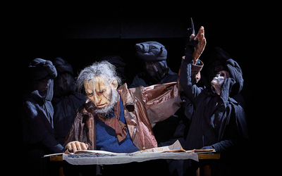 photo extraite du spectacle Moby Dick avec unes marionnettes grandeur nature 