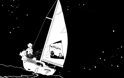 Illustration en noir et blanc sur fond noir étoilé : un voilier file sur une mer agitée aux vagues blanches, près d'une côte fracturée. À bord, trois personnages font fonctionner un projecteur de cinéma. Son faisceau lumineux éclaire la grande voile, transformée en écran de cinéma : elle diffuse un film intitulé « Frakturen », la thématique du festival, dont on distingue deux visages stylisés. Cette voile-écran fait écho à la côte fissurée, qui évoque les fractures explorées par le festival.