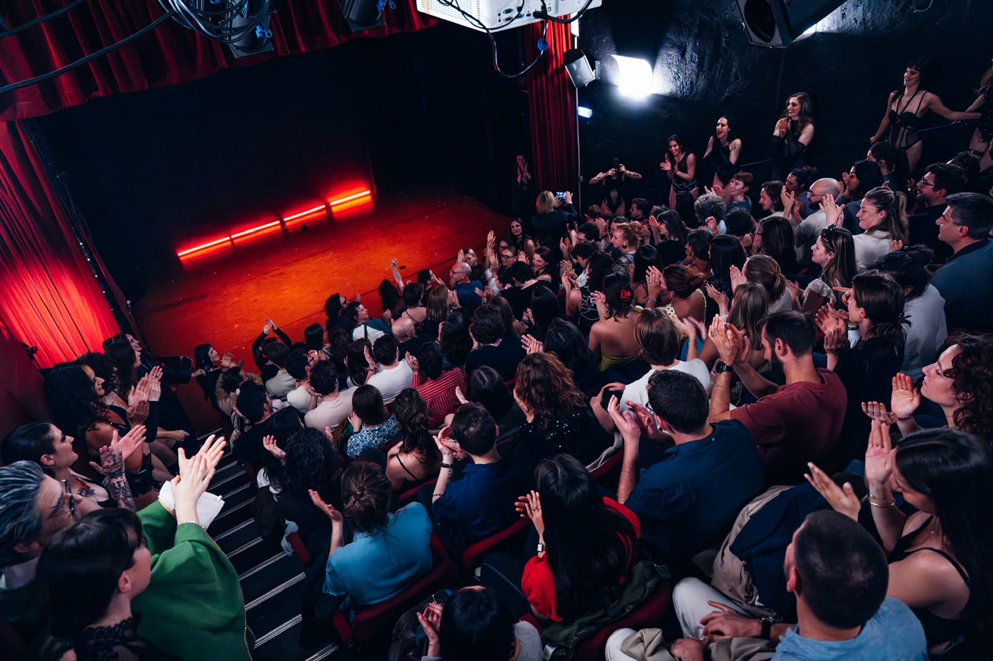 Salle comble au Studio Hébertot : la saison 1 s'est jouée à guichets fermés.
