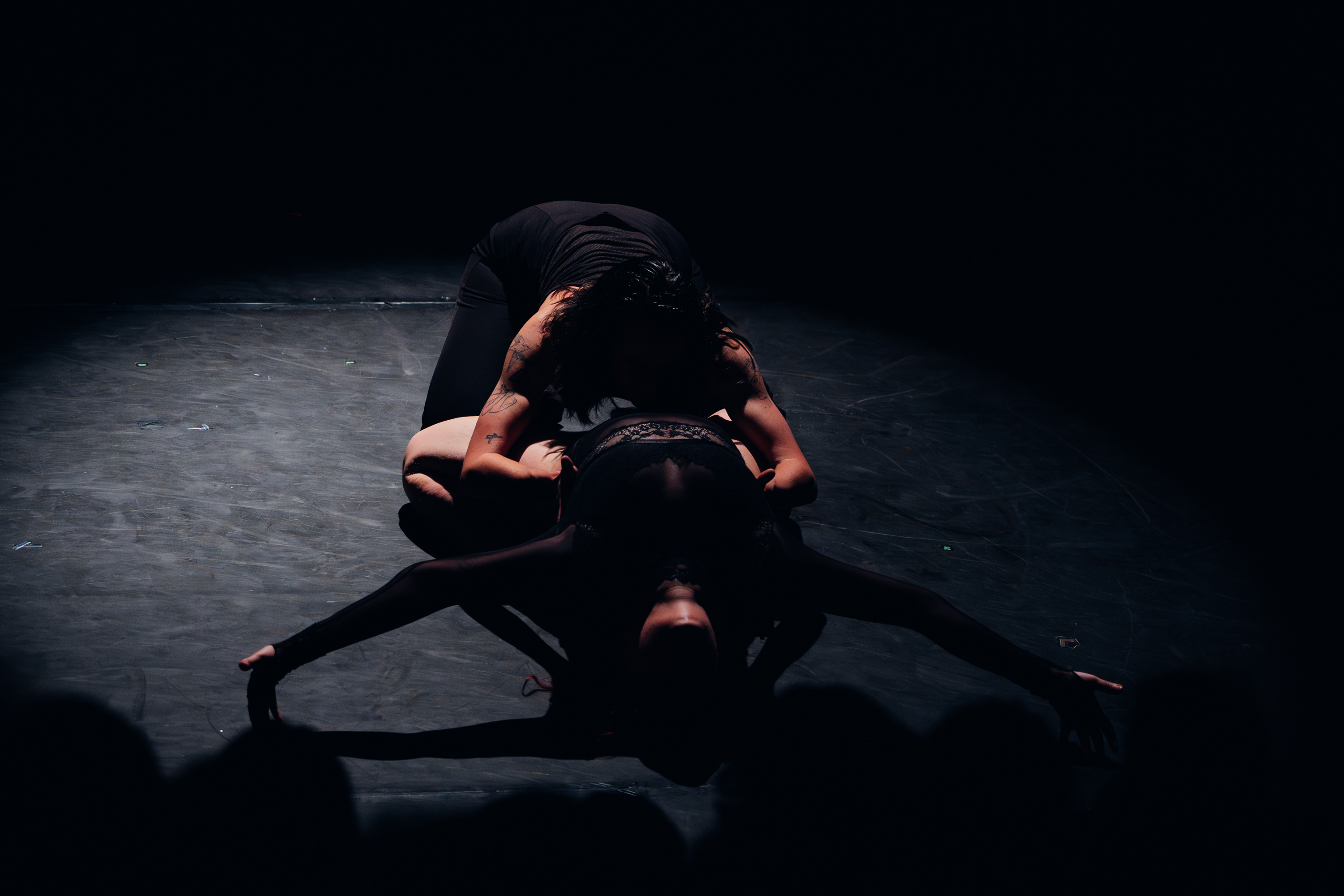 Un duo au sol, entre abandon et confiance,
