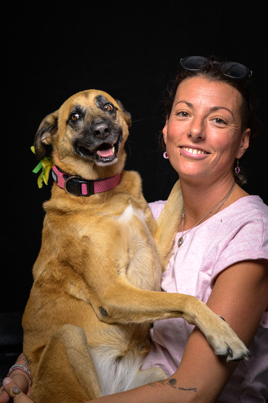 Une chienne et sa maîtresse