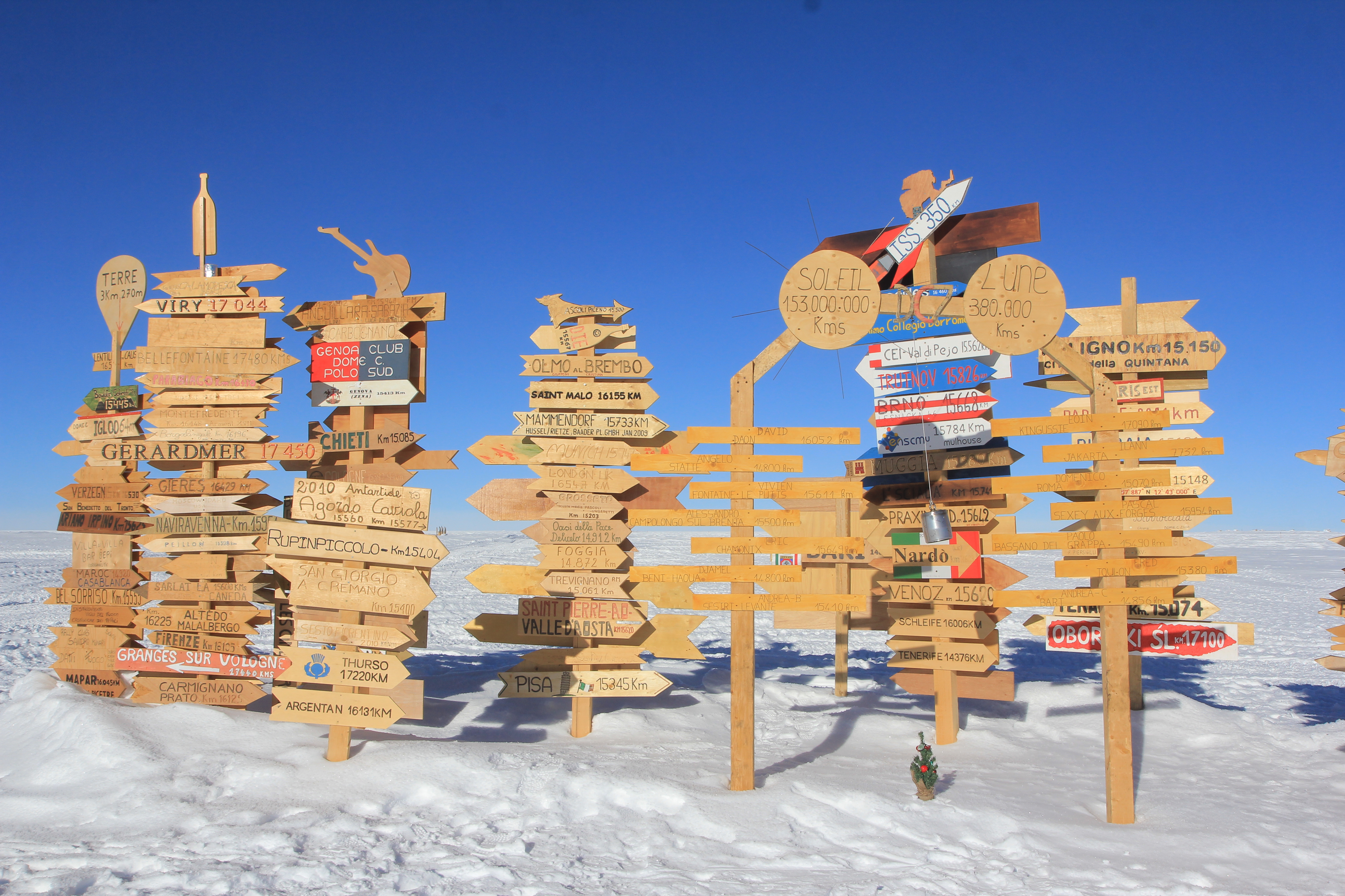 pancartes en bois dans la neige