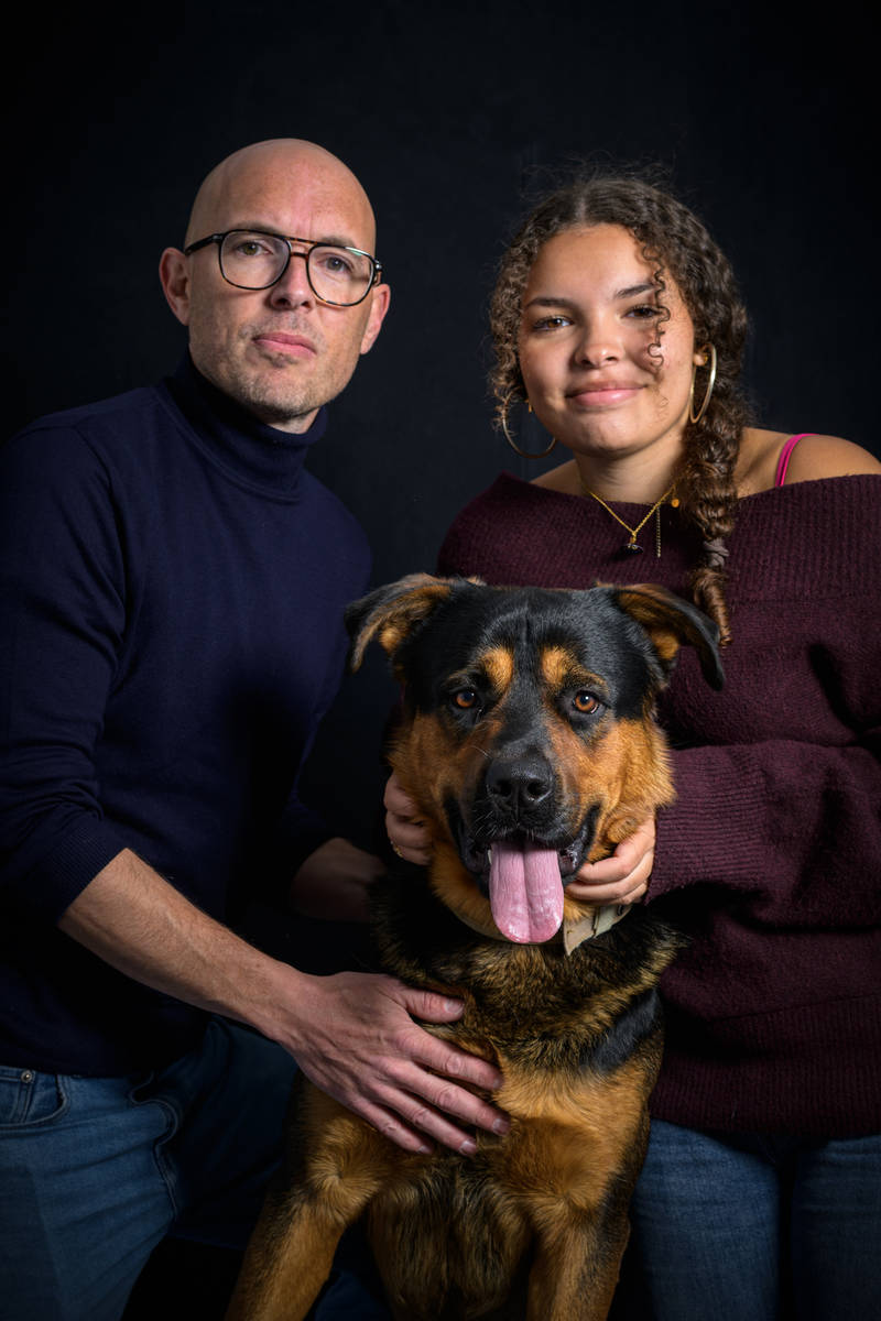 Homme, chien et adolescente