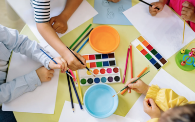 Enfants participant à une activité créative dans le cadre d'un atelier de sensibilisation à la lutte contre les discriminations 