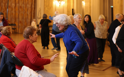Deux femmes en train de danser