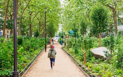 Un enfant court dans l'avenue de Bouvines