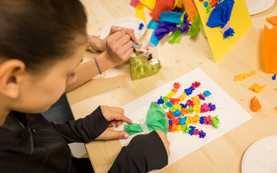 Parent et enfant fabriquent ensemble un bricolage en atelier créatif, Paris 9e Bulles et Billes