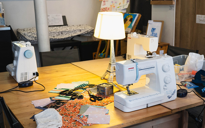 Lieu de cours de couture, machine à coudre dans un café