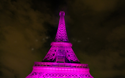 La tour eiffel teintée de rose lors du lancement de la campagne annuelle d'Octobre Rose de l'Association Ruban Rose