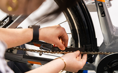 une main répare un vélo