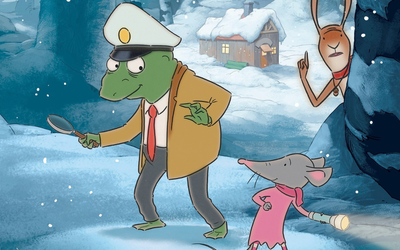On voit un crapaud commissaire de police et une petite souris enquêtrice rechercher des indices avec une loupe et une lampe torche. Un lièvre est caché derrière un arbre. Il s'agit d'un paysage enneigé, avec un chalet en arrière plan.