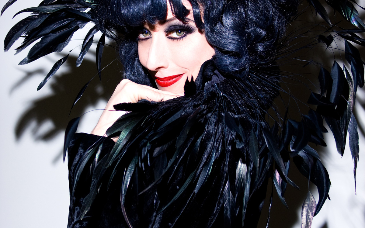 Meow Meow, costume cabaret noir et plume, photographiée par Harmony Nicholas. Meow Meow est une artiste de cabaret et de théâtre acclamée, connue pour ses spectacles qui mêlent chanson, répertoire weimarien et théâtre musical original.
