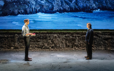 Sur une pièce de théâtre, deux hommes se font face