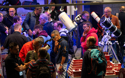 un groupe de personnes déambule au milieu d'instruments d'astronomie lors des Rencontres du Ciel et de l'Espace
