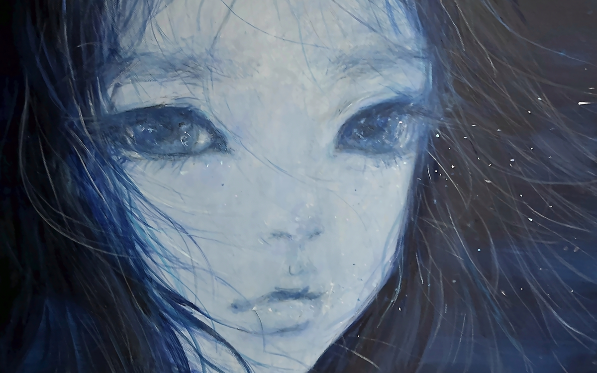 Peinture d’Ai Natori : gros plan sur un visage aux grands yeux, traversé de mèches de cheveux bleus, dans des tons bleu nuit
