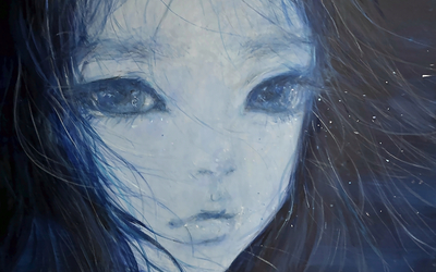 Peinture d’Ai Natori : gros plan sur un visage aux grands yeux, traversé de mèches de cheveux bleus, dans des tons bleu nuit