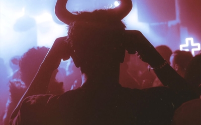 Photographie représentant une personne de dos portant les cornes du Diable