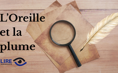 une loupe, une plume sur du papier parchemin