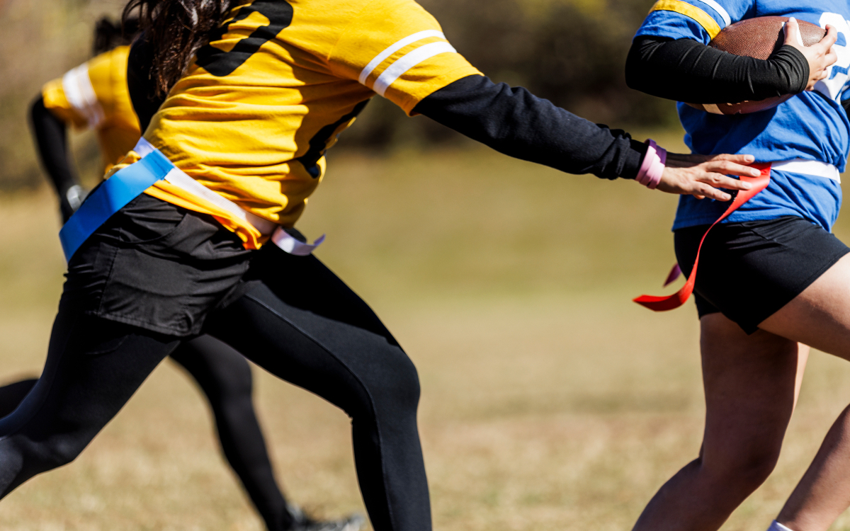 Photo de personnes jouant au flag football.
