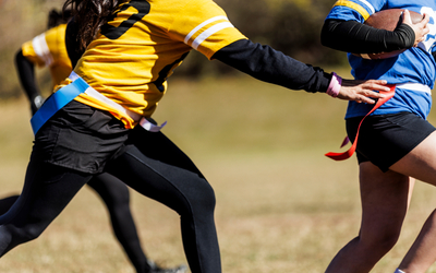 Photo de personnes jouant au flag football.