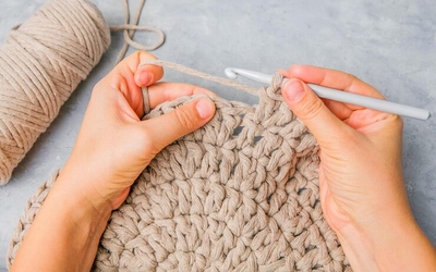 Main qui fait du crochet 
