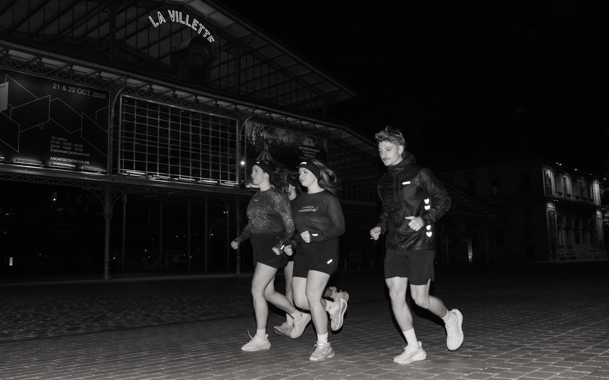 Coureurs Tempo Urban Trail au coeur de La Villette devant La Grande Halle