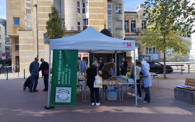 Circul’Livre consiste à mettre gracieusement des livres à la disposition des habitants en leur demandant seulement de les remettre à leur tour en circulation après lecture.  Ils peuvent pour cela soit les abandonner dans un lieu public, soit les rapporter à l’un des points de rencontre 