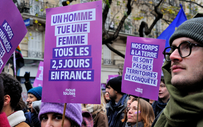 Une femme tient une pancarte "Un homme tue une femme tous les 2,5 jours en France", lors de la manifestation organisée par le collectif féministe Nous Toutes à Paris, le 22 novembre 2025