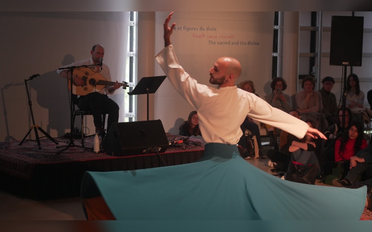 Un musicien et un danseur tourneur sur scène.